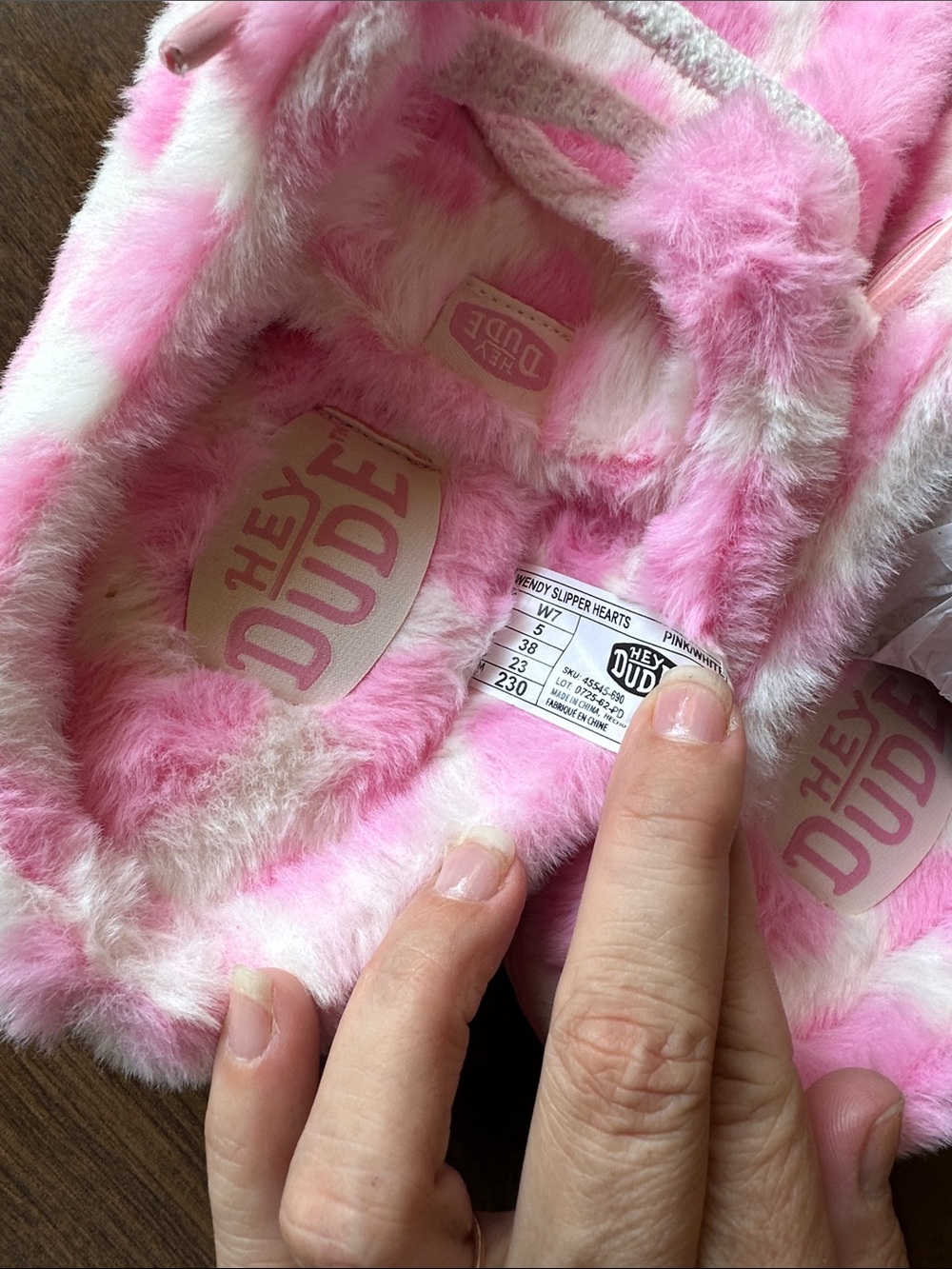 Hey Dude Pink & White Plush Heart Slipper size 7 new with tags - Picture 6 of 6